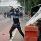 Pengunjuk rasa terlibat bentrok dengan polisi di Jalan Medan Merdeka Timur, Jakarta, Kamis (8/10/2020). Bentrokan terjadi akibat massa yang memaksa masuk ke depan Istana Negara untuk berunjuk rasa terkait penolakan UU Cipta Kerja. Liputan6.com/Immanuel Antonius)
