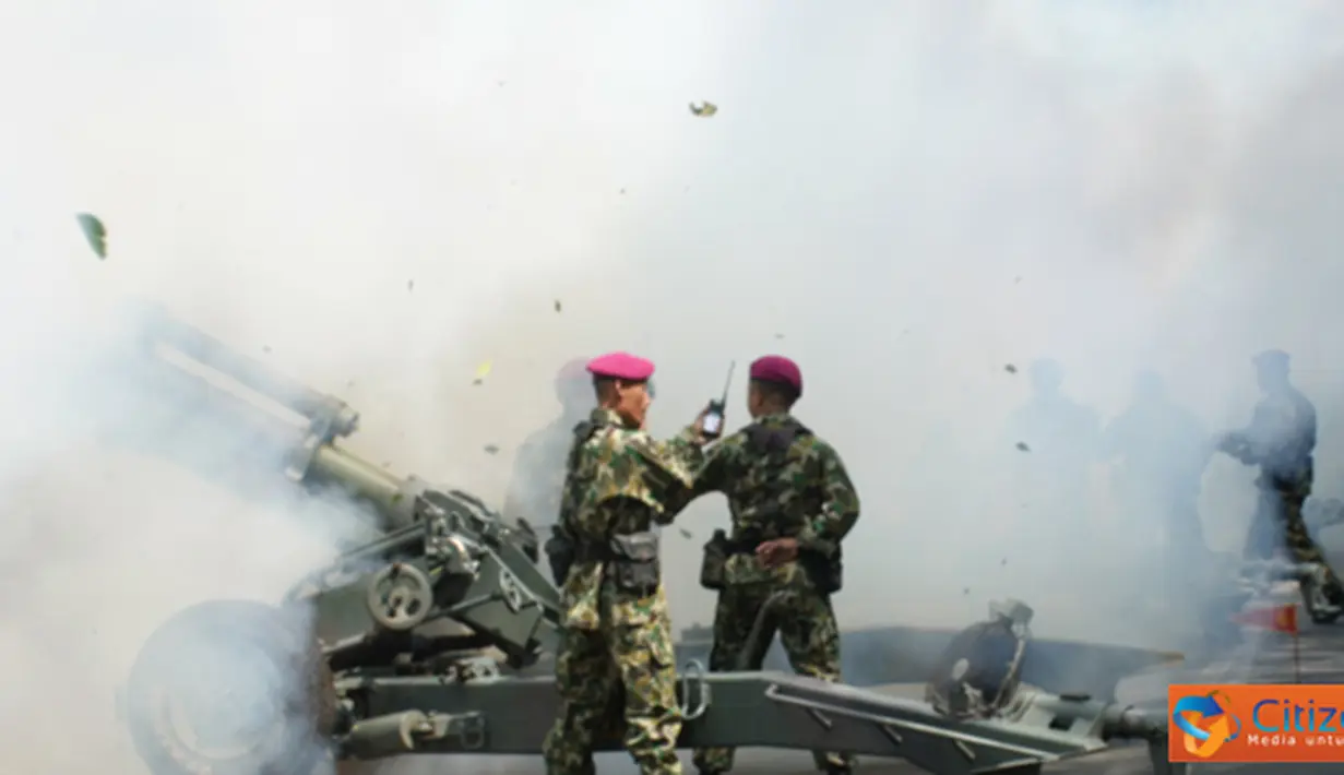Citizen6, Surabaya: Korps Marinir untuk mendukung suksesnya peringatan HUT ke-67 Proklamasi Kemerdekaan RI melakukan 17 kali penembakan Meriam 105 MM di Gedung Grahadi Surabaya, Jumat (17/8). (Pengirim: Budi Abdillah)
