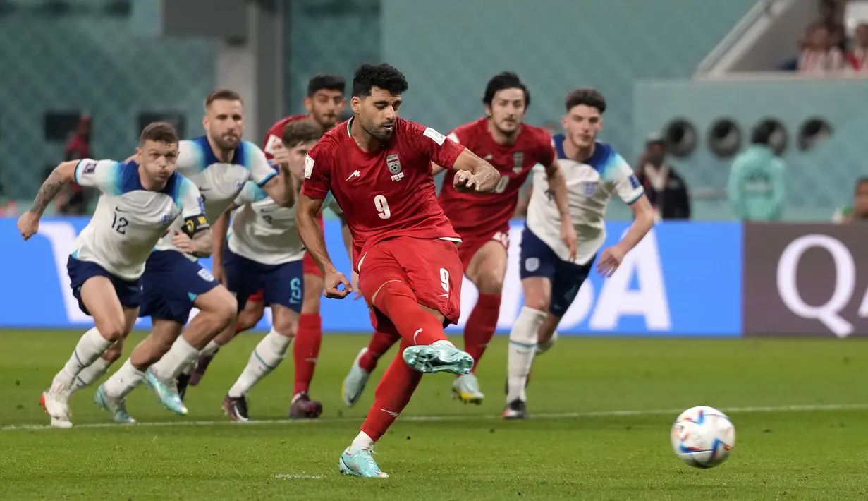 Laga Inggris melawan Iran pada matchday pertama Grup B Piala Dunia 2022, Senin (21/11/2022) malam WIB juga diwarnai dengan brace dari Mehdi Taremi. Gol pertama Taremi dicetak pada menit ke-65 setelah berhasil mengkonversi umpan terobos dari Ali Gholizadeh. Sementara itu gol keduanya dicetak lewat penalti pada menit ke-90+3. (AP/Frank Augstein)