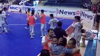 Tim futsal putra, BJL 2000, lega setelah memastikan tiket ke final four Pro League Futsal 2016. BJL 2000 mengalahkan Mataram FC dengan skor 2-0, Minggu (8/5/2016). (Bola.com/Permana Kusumadijaya)