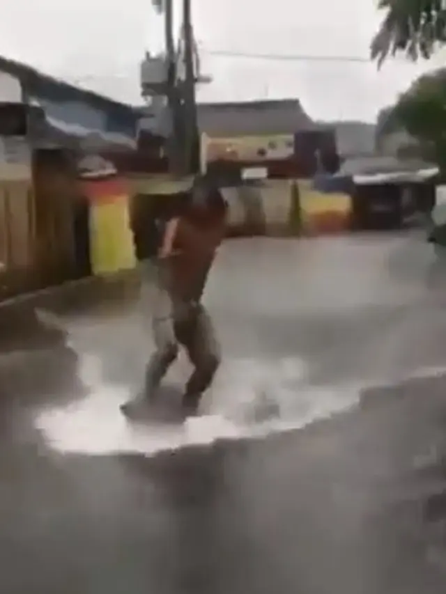 tingkah nyeleneh orang di tengah banjir