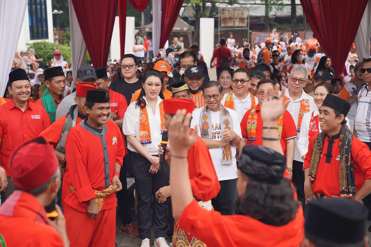 Cagub Jakarta Pramono Anung di Festival 1000 Nasi Uduk di GOR Cengkareng, Jakarta Barat, (6/10/2024).