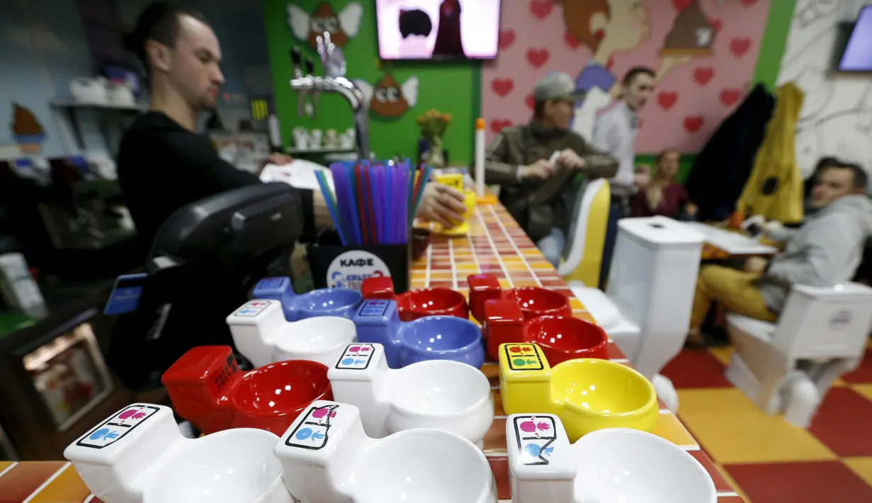 Sejumlah cangkir menyerupai tempat BAB terlihat di Kafe Crazy Toilet di pusat kota Moskow, Rusia (30/10/2015). Cafe ini memiliki tema interior menyerupai toilet dan menyajikan peralatan seperti yang ada di kamar mandi kecil. (REUTERS/Sergei Karpukhin)