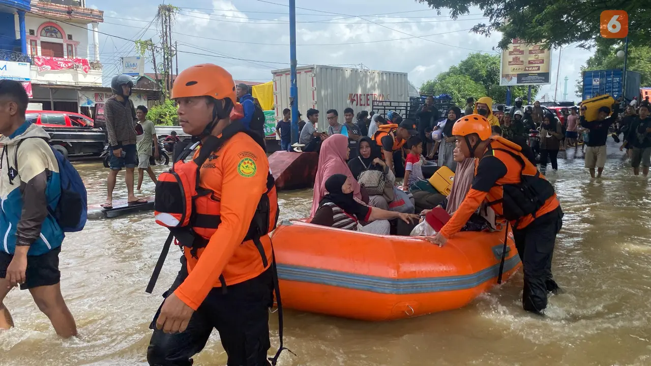 Basarnas Makassar evakuasi warga terdampak banjir di Maros (Liputan6.com/Istimewa)