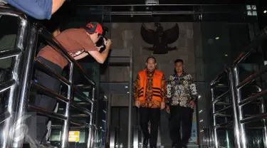 Tersangka Bupati Banyuasin, Yan Anton Ferdian berjalan ke luar Gedung KPK usai menjalani pemeriksaan, Jakarta, Kamis (10/11). Yan Anton diperiksa dalam kasus dugaaan menerima suap sebesar Rp 1 miliar. (Liputan6.com/Helmi Afandi)