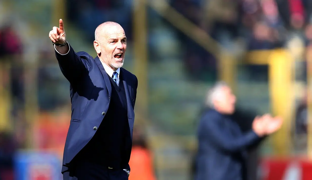 Ekspresi pelatih Inter Milan, Stefano Pioli memberikan instruksi kepada pemainnya  saat melawan Bologna pada lanjutan Serie A di Stadio Renato Dell'Ara, Italy, (19/2/2017). Inter menang 1-0. (Giorgio Benvenuti/ANSA via AP)