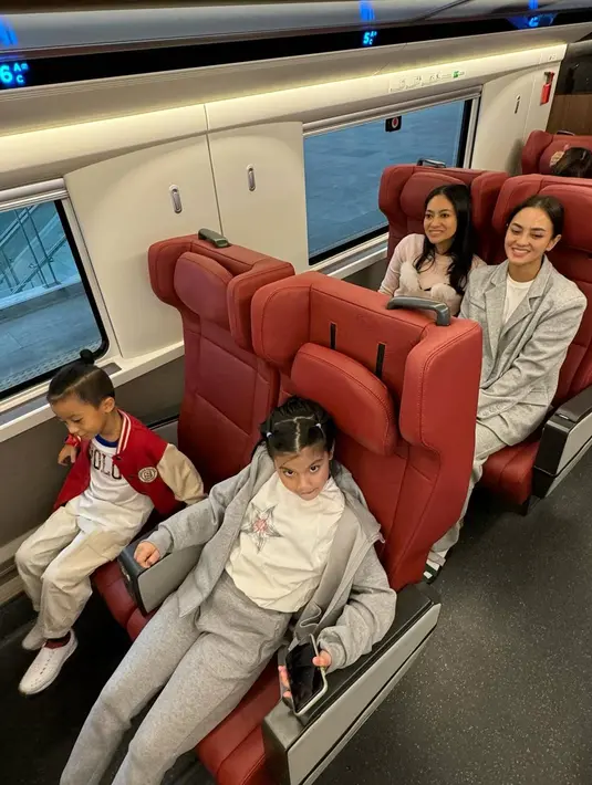 Seru menikmati liburan singkat bersama keluarga, tidak sedikit yang menyebut hasil potret kebersamaan keduanya bak sedang liburan ke luar negeri. Banyak dari netizen pun memberikan berbagai tanggapan atas momen yang diunggah keduanya dalam media sosial Instagram. (Liputan6.com/IG/@ririnekawati)