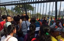 Pintu gerbang ditutup, pengunjung terobos pagar Monas