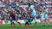 Pemain Barcelona Yerry Mina melompat untuk menyundul bola pada jornada ke-37 La Liga melawan Levante di Estadio Ciudad de Valencia, Senin (14/5). Barcelona gagal menjaga rekor tak terkalahkan musim ini pada ajang La Liga Spanyol (AP/Alberto Saiz)