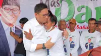 Tangis Sujarwo Pecah Saat Diberi Hadiah Becak Listrik oleh Sudaryono