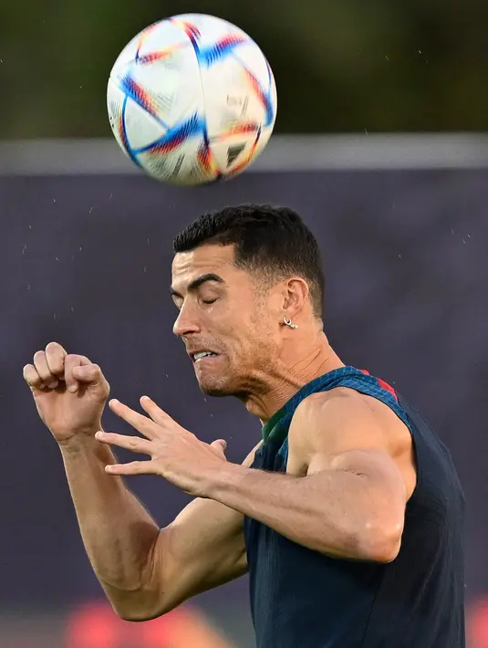 Penyerang Portugal #07 Cristiano Ronaldo menyundul bola saat sesi latihan jelang menghadapi Maroko pada perempat final Piala Dunia 2022, di tempat latihan Al Shahaniya SC, barat laut Doha, Jumat (9/12/2022). Portugal berhasil memenangkan dua dari tiga laga di Grup H dan lolos ke babak 16 besar dengan status juara grup. (PATRICIA DE MELO MOREIRA / AFP)