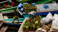 Pekerja melakukan bongkar muat elpiji 3 Kg di Dermaga Kampung Nelayan Cilincing, Jakarta, Sabtu (19/5). Gas-gas tersebut akan dikirim ke Muara Gembong, Bekasi, Jawa Barat. (Liputan6.com/JohanTallo)