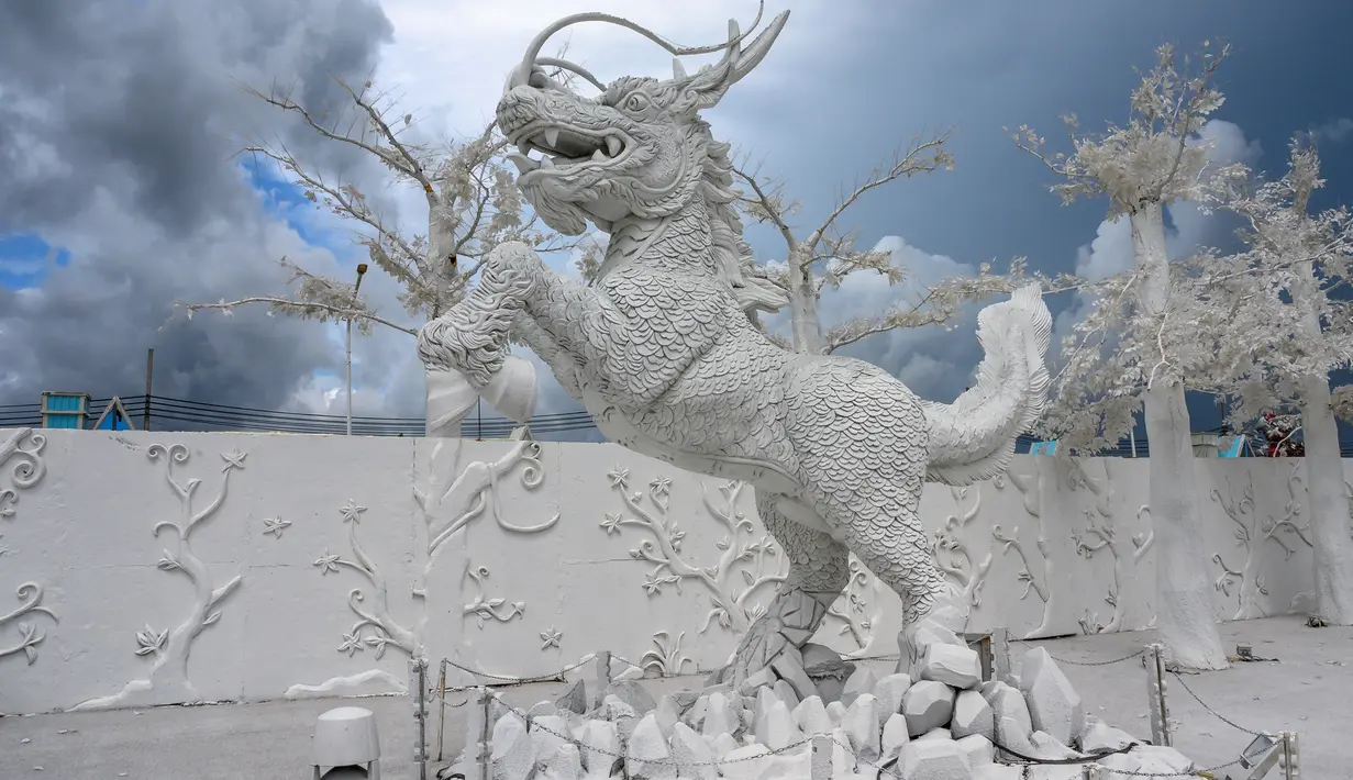 Foto pada yang diabadikan 2 September 2020 menunjukkan pahatan makhluk mitologi yang terbuat dari pasir putih menyerupai es di taman "Frost Magical Ice of Siam", di luar Pattaya, Thailand. (Photo by Mladen ANTONOV / AFP)