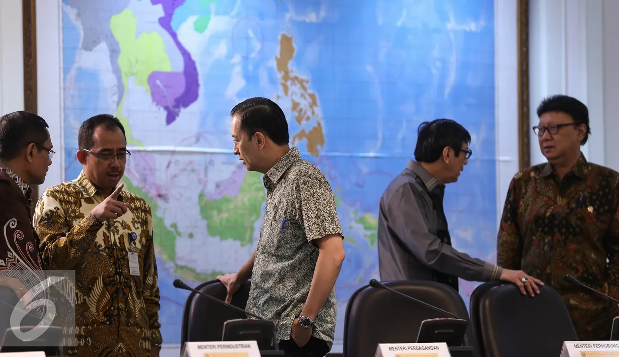 Suasana sejumlah Menteri dalam rapat terbatas yang digelar di Kantor Presiden Komplek Kepresidenan, Jakarta, Rabu (29/6). Rapat membahas penyelundupan dan pembahasan tentang Pengembangan Potensi Ekonomi Kepulauan. (Liputan6.com/Faizal Fanani)