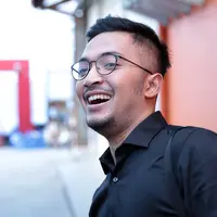 Ihsan Tarore siap menikahi Denada kapan saja. "Ya kalau ada rezeki sih bisa kapan saja. Kalau besok ada rezeki nomplok ya bisa saja, besok saya nikah. Didoain saja," jelas Ihsan. (Deki Prayoga/Bintang.com)