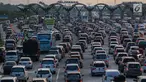 Sejumlah kendaraan antre di gerbang tol Palimanan Cipali, Jawa Barat, Kamis (29/6). Memasuki H+4 Lebaran, arus balik dari Jawa Tengah menuju Jakarta masih terpantau padat dan puncak arus balik diprediksi terjadi H+5 dan H+6. (Liputan6.com/Faizal Fanani)