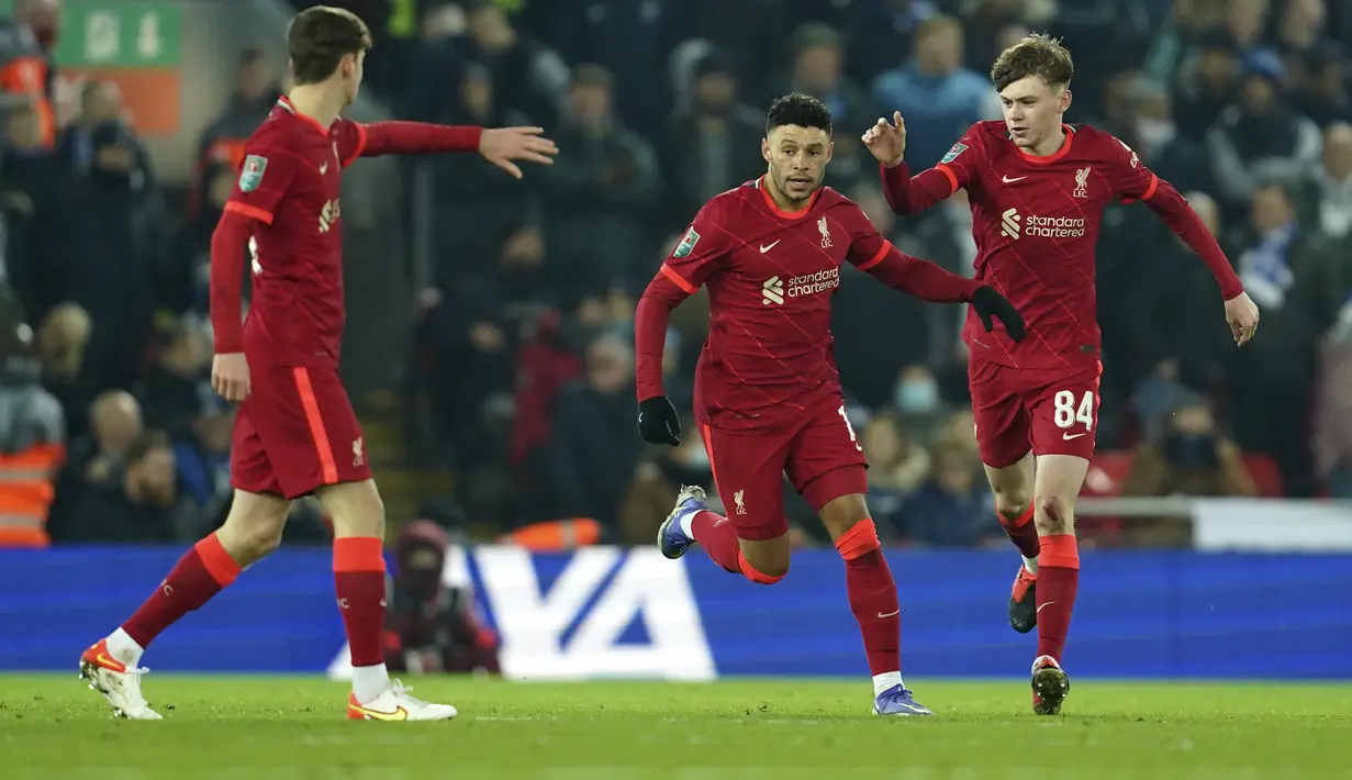 Gelandang Liverpool, Alex Oxlade-Chamberlain (tengah) berselebrasi usai mencetak gol ke gawang Leicester City pada pertandingan perempat final Piala Liga Inggris di Stadion Anfield, Inggris, Kamis (22/12/2021). Liverpool menang adu penalti atas Leicester dengan skor 5-4. (AP Photo/Jon Super)