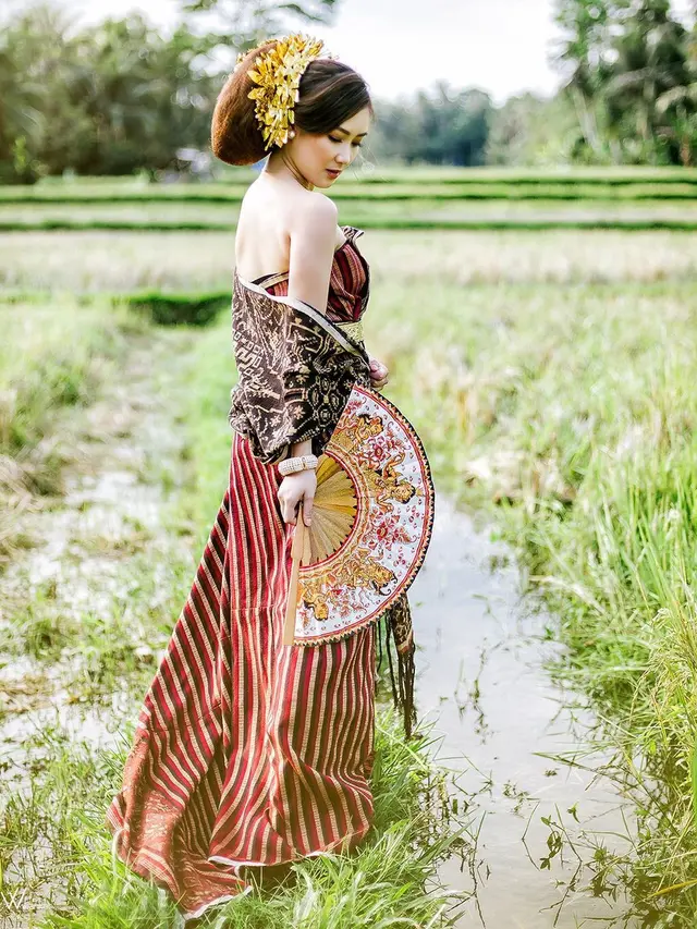 Potret Boy William dan Karen Vendela Pakai Busana Adat Bali, Tampil Serasi. (Sumber: Instagram/wikankaphotography)