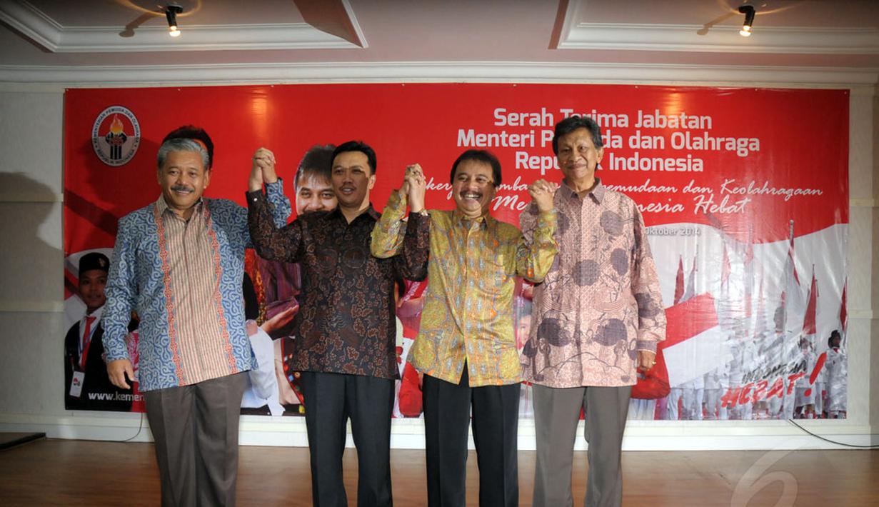 Hayono Isman, Imam Nahrawi, Roy Suryo dan Mahadi Sinambela (dari kiri ke kanan) mengangkat tangan usai upacara serah terima jabatan Menpora di Wisma Kemenpora, Jakarta, Rabu (29/10/2014). (Liputan6.com/Helmi Fithriansyah)