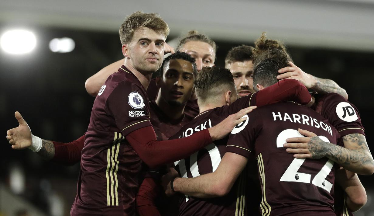 Para pemain Leeds United merayakan gol pertama ke gawang Fulham yang dicetak striker Patrick Bamford (kiri) dalam laga lanjutan Liga Inggris 2020/2021 pekan ke-29 di Craven Cottage, London, Jumat (19/3/2021). Leeds United menang 2-1 atas Fulham. (AP/Matt Dunham/Pool)