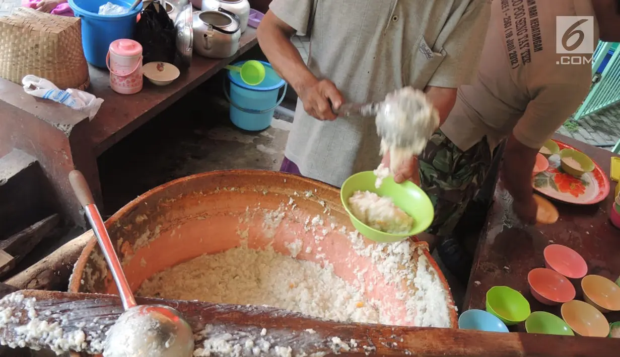 Takmir Masjid Pekojan Semarang mempersiapkan menu buka bersama berupa bubur India di Serambi Masjid Pekojan, Jumat (17/5/2019). Tradisi ini berjalan sudah ratusan tahun dan menjadi rujukan kaum dhuafa di sekitar masjid untuk buka puasa. (Liputan6.com/Gholib)