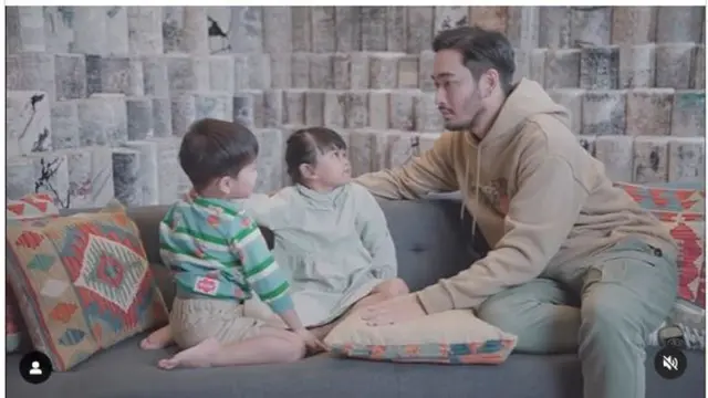 Aksi Jeje Govinda Suami Syahnaz Sadiqah Momong si Kembar, Gambaran Bapak Sayang Anak