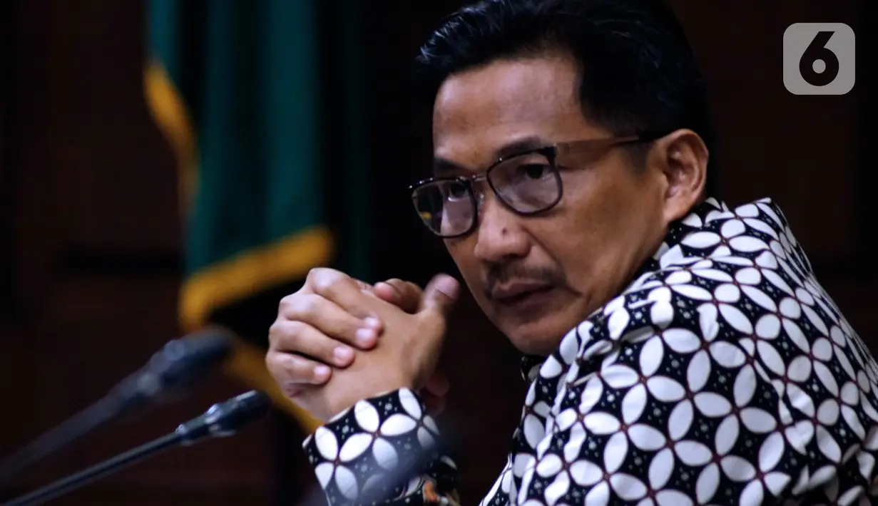 Terdakwa dugaan gratifikasi terkait kerjasama jasa pelayaran Bowo Sidik Pangarso menyimak keterangan saksi saat sidang lanjutan di Pengadilan Tipikor, Jakarta, Rabu (2/10/2019). Sidang mendengar keterangan Bupati Minahasa Selatan Christiany Eugenia Paruntu. (Liputan6.com/Helmi Fithriansyah)