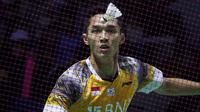 Tunggal putra Indonesia, Jonatan Christie melawan Zhao Jun Peng asal China pada 16 besar Indonesia Open 2022 di Istora, Jakarta, Kamis (16/6/2022). Jojo kalah 21-12, 18-21, dan 21-14. (Bola.com/Bagaskara Lazuardi)