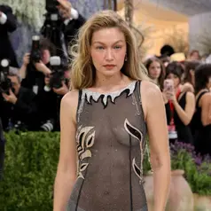 Gigi Hadid Tampil Glamor di Met Gala 2026 dengan gaun transparan. Photo by JULIAN HAMILTON / GETTY IMAGES NORTH AMERICA / GETTY IMAGES VIA AFP