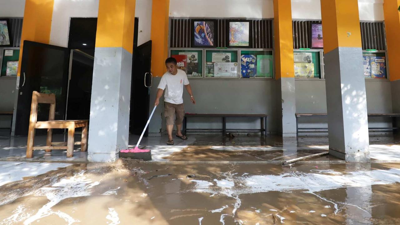 FOTO: Banjir Surut, SMAN 60 Jakarta Dipenuhi Lumpur