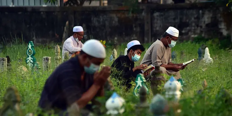 FOTO: Tradisi Ziarah Kubur Saat Idul Adha di Thailand