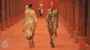 Model berjalan di catwalk memperagakan busana desainer Biyan Wanaatmadja dalam koleksi terbaru untuk Women's Wear Spring Summer 2017 di Jakarta Selatan, Rabu (1/6/2016). Koleksi sebanyak 102 outfit itu bertajuk Benang Merah. (Liputan6.com/Gempur M Surya)