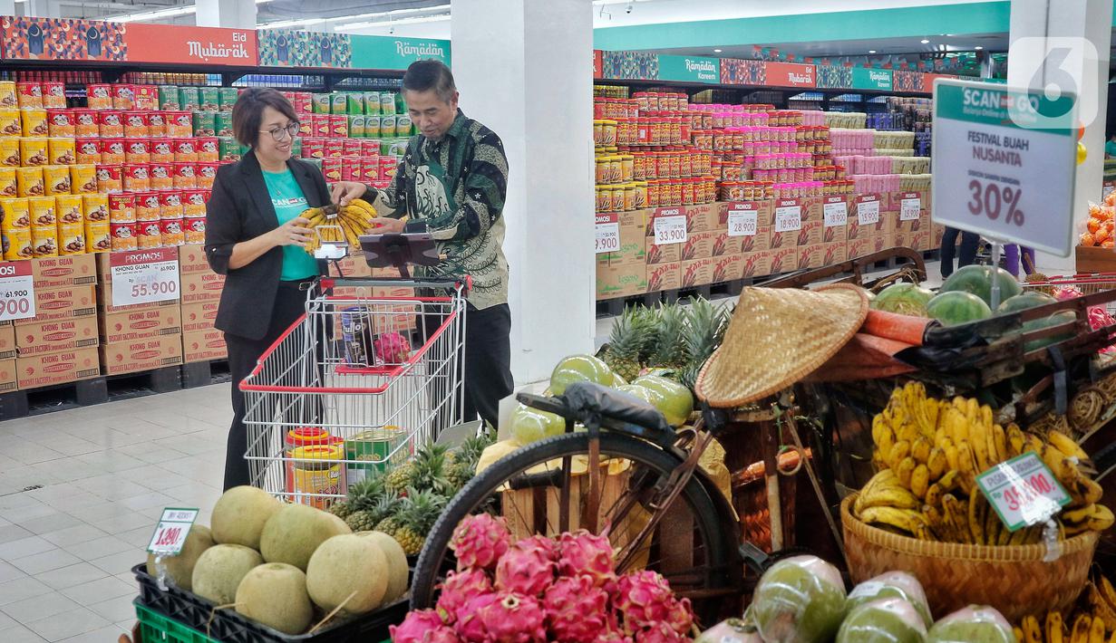 Chief Executive Officer Scan and Go Agung Tianara (kiri) bersama Direktur Utama CBD Ciledug Family Mall Jafar Sidik (kanan) saat melakukan pembelian di toko digital Scan and Go, CBD Ciledug, Tangerang, Banten, Rabu (8/3/2023). Sejumlah sektor usaha yakni ritel, makanan minuman, dan fesyen diprediksi bakal melonjak saat momen Ramadan tahun ini. (Liputan6.com/Angga Yuniar)