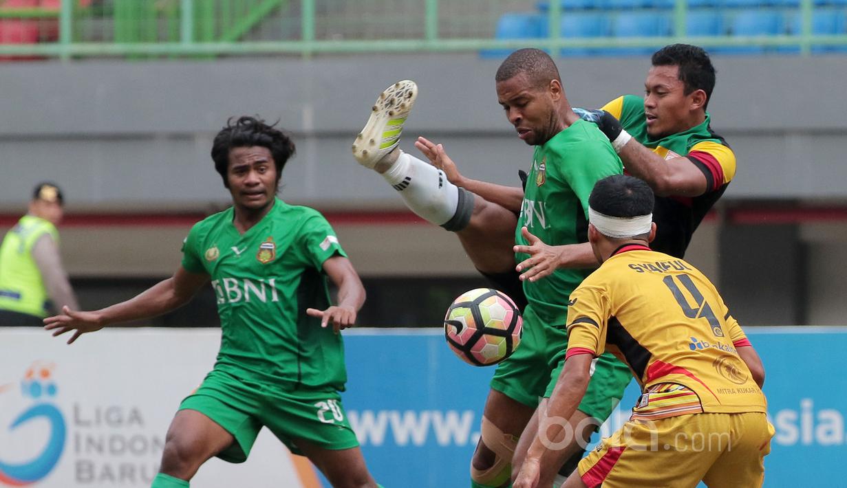 Aksi pemain Bhayangkara FC, Thiago Furtuoso (tengah) berusaha keluar dari tekanan pemain Mitra Kukar pada lanjutan Liga 1 2017 di Stadion Patriot, Bekasi, Jumat (21/7/2017). Bhayangkara FC menang 4-1. (Bola.com/Nicklas Hanoatubun)