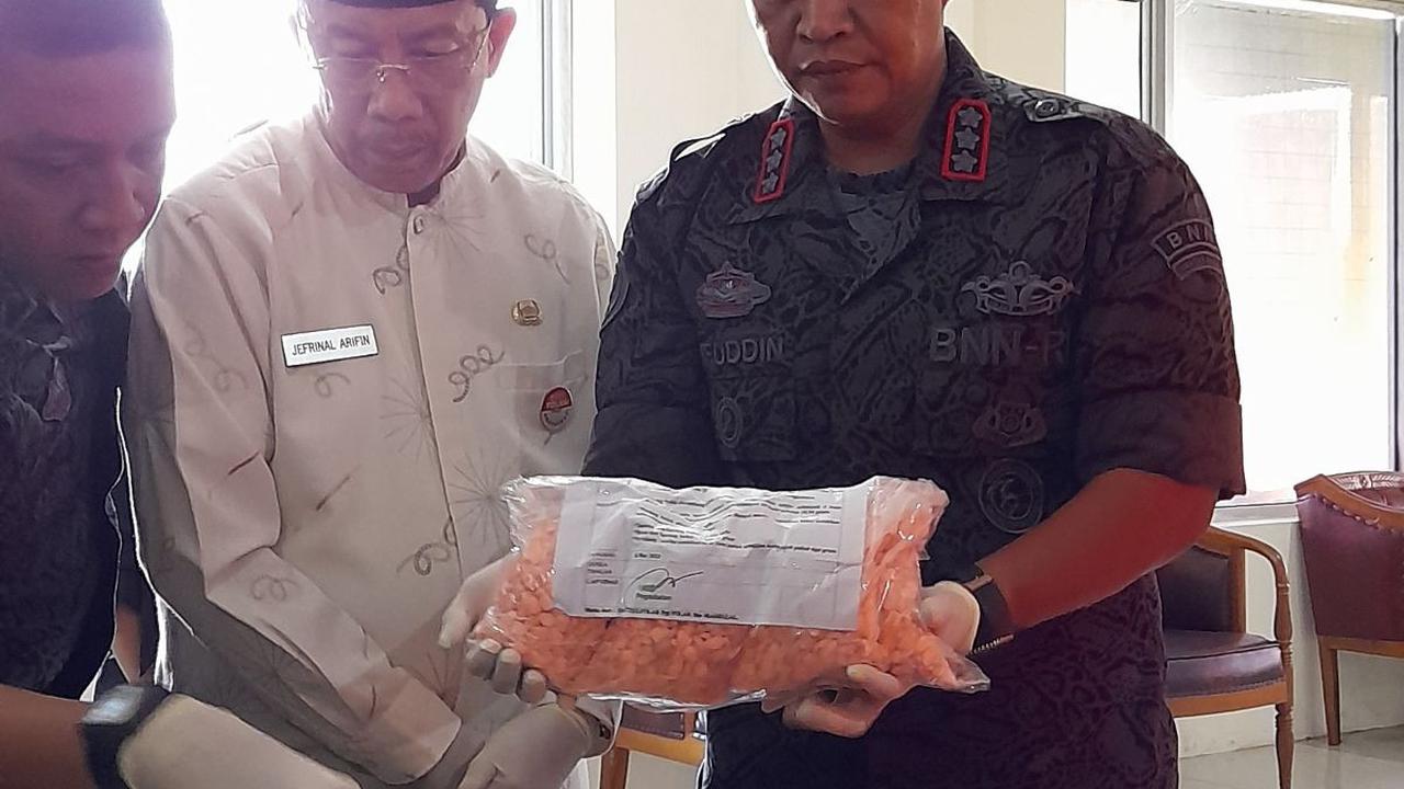 Keduanya mengaku bertugas menjemput narkotika dari Pekanbaru. "Dari keterangan pelaku DZ dan DAP akhirnya kita menangkap 2 tersangka lagi inisial M (28) dan NDY (29) yang berperan mengendalikan peredaran narkotika tersebut dari dalam Lapas Kelas II A Muar