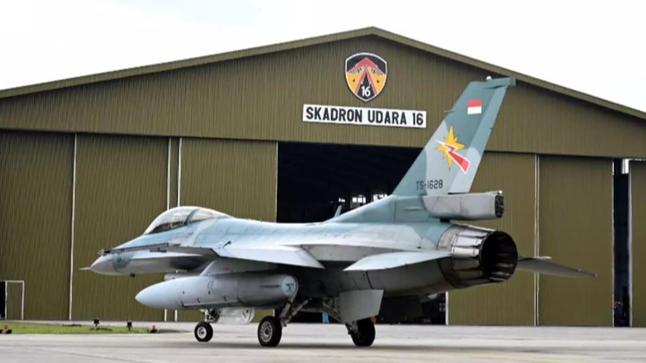 Bule Bingung Jet Tempur F-16 Indonesia Dicuci Anggota TNI AU Pakai Sabun Sampai Dinaiki, di Bawahnya Sekalian Steam Motor