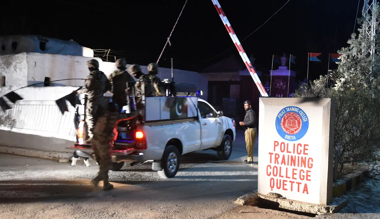 Para tentara Pakistan memasuki Akademi Polisi Balochistan menyusul serangan di Quetta, Senin (24/10). Akibat serangan tersebut, sedikitnya 59 orang tewas dan 117 luka parah, sebagian besar yang tewas adalah taruna polisi. (AFP/Banaras Khan)