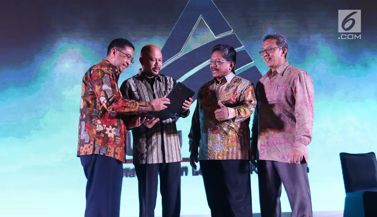 Komisaris Utama PT Asuransi Jiwa Tugu Mandiri Hammam Riza Yusuf (kedua dari kiri) saat meluncurkan Mobile Aplication SIPerdana (System Informasi Peserta Dana Pensiun) PT Asuransi Jiwa Tugu Mandiri di Jakarta, Rabu (28/3). (Liputan6.com/Angga Yuniar)