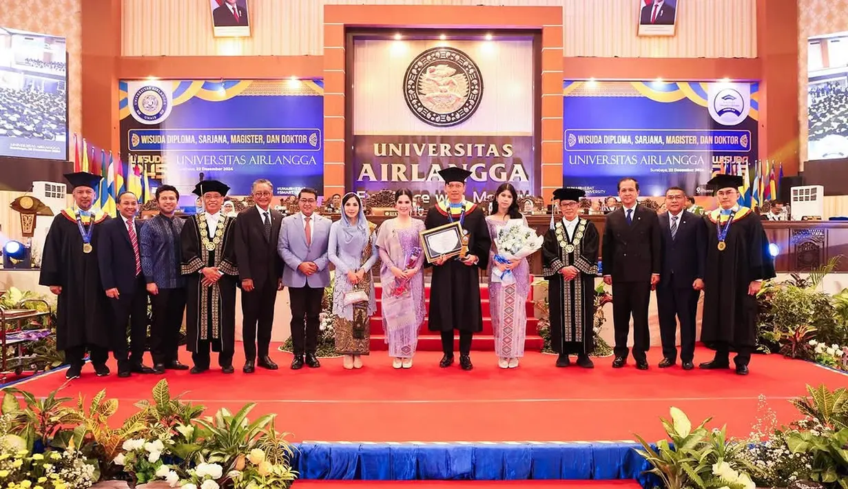 Dalam acara yang berlangsung khidmat tersebut, keduanya tampil anggun mengenakan kebaya berwarna ungu serasi yang dipadukan dengan kain songket bernuansa senada. [@agusyudhoyono].