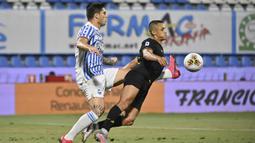 Penyerang Inter Milan, Alexis Sanchez, berebut bola dengan pemain SPAL, Kevin Bonifazi, pada laga lanjutan Serie A pekan ke-33 di Stadio Paolo Mazza, Jumat (17/7/2020) dini hari WIB. Inter Milan menang 4-0 atas SPAL. (Massimo Paolone/LaPresse via AP)