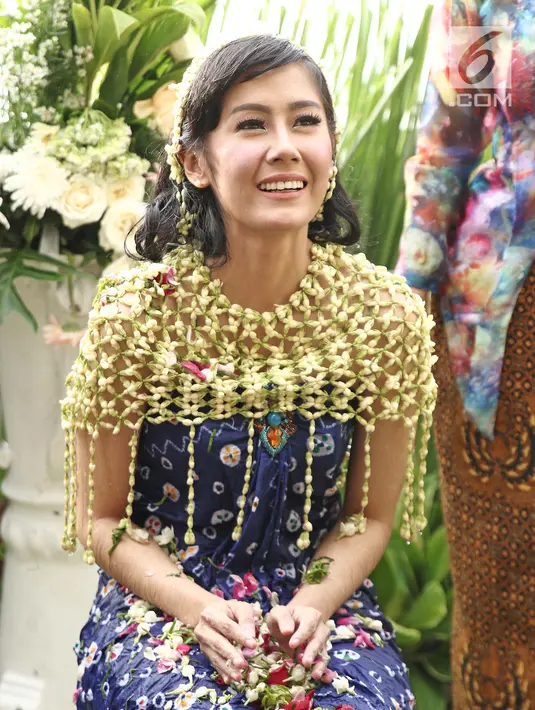 Ardina Rasti tersenyum bahagia saat prosesi siraman menjelang pernikahannya di kawasan Gunung Putri, Jawa Barat, Jumat (19/1). (Liputan6.com/Herman Zakharia)