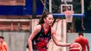 Meski bercururan keringat, tak mengurangi pesona bintang sinetron Putri untuk Pangeran ini. Harini Sondakh semakin terlihat cantik saat bermain basket di tengah lapangan. Tak dipungkiri, wajah seriusnya ketika akan mengoper bola membuat pesona Harini Sondakh semakin memikat. (Liputan6/IG/@harinisondakh)
