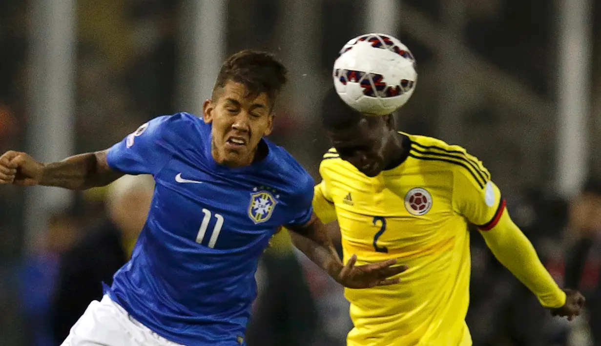 Gelandang Brasil, Roberto Firmino (kiri) berebut bola udara dengan bek Kolombia, Cristian Zapata saat pertandingan Copa Amerika 2015 di Estadio Monumental, Santiago, Chile, Kamis (18/6/2015). Kolombia menang 1-0 atas Brasil. (REUTERS/Henry Romero)