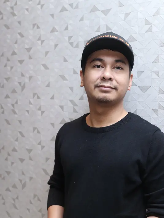 "Akhirnya kita syuting adegan lain lancar. Kayaknya kalau nggak ada Bayu dan bahasa Jawa, lancar," tutur pria kelahiran 28 Desember 1984. (Galih W. Satria/Bintang.com)