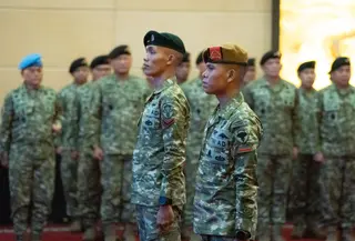 Serda Irfan Farhan dan Prada Donni Pinto Harahap, dua prajurit TNI yang turunkan bendera bulan bintang di Aceh. (Puspen TNI)