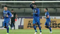 Pemain Persib Bandung, Michael Essien melambaikan tangan kepada penonton usai mencetak gol ke gawang PS TNI pada lanjutan Liga 1 2017 di Stadion Si Jalak Harupat, Sabtu (05/8/2017). (Bola.com/Nicklas Hanoatubun)