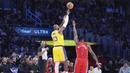 Pebasket Los Angeles Lakers, LeBron James melakukan lemparan three poin dibayangi pebasket New Orleans Pelicans, Zion Williamson untuk mencetak 50.002 poin dalam sejarah NBA di Crypto Arena, Los Angeles, Rabu (05/03/2025) pagi WIB. (AP Photo/Jae C. Hong)