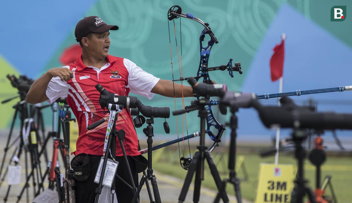 Pepanah Indonesia, Muhammad Rindarto, tampil pada Invitation Tournament cabang panahan nomor compound di Lapangan Panahan Senayan, Jakarta, Sabtu (10/2/2018). Event ini merupakan pemanasan jelang Asian Games 2018. (Bola.com/Vitalis Yogi Trisna)