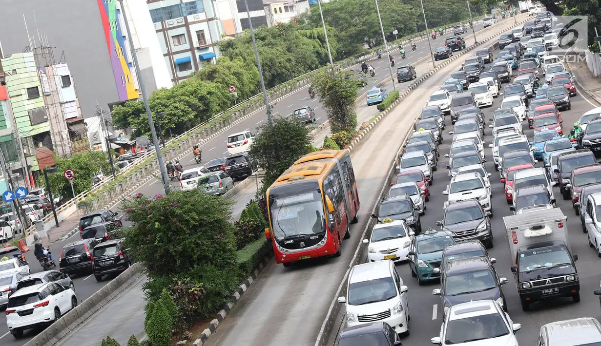 Suasana kemacetan di Jalan Sudirman, Jakarta, Jumat (23/6). Polda Metro Jaya tidak memberlakukan kawasan pengendalian lalu lintas ganjil-genap di beberapa jalan protokol Jakarta dari 23 Juni hingga 2 Juli 2017. (Liputan6.com/Immanuel Antonius)