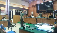 Peltu Yohanes Lubis, terdakwa penembakan tiga orang polisi saat penggerebekan arena judi sabung ayam di Kabupaten Way Kambas Lampung, saat menjalani sidang di Pengadilan Militer 1-04 Palembang (Liputan6.com / Nefri Inge)
